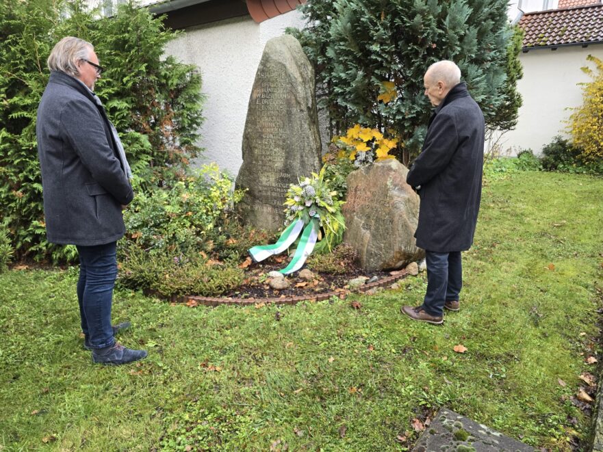 Gedenken am Totensonntag 2024 - Uwe Bestian-Lehmann und Wolfgang Granzow am Gedenkstein